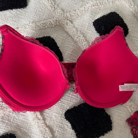 La vie en rose red and black lace magnetic bra and thong set - Picture 5 of 5